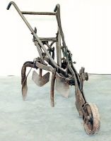 Zhapatrìce-solcarólo (sarchiatore-solcatore) con una ruota.