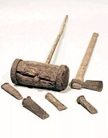 Maja (mazza di legno con ghiere di ferro), péndole (cunei di ferro) per spezzare lungo la vena del legno i tronchi più grossi e trasformarli in stèle, e accetta.