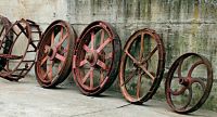 Serie di ruote in ferro per macchine agricole.